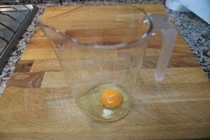 Introduce un huevo en el recipiente