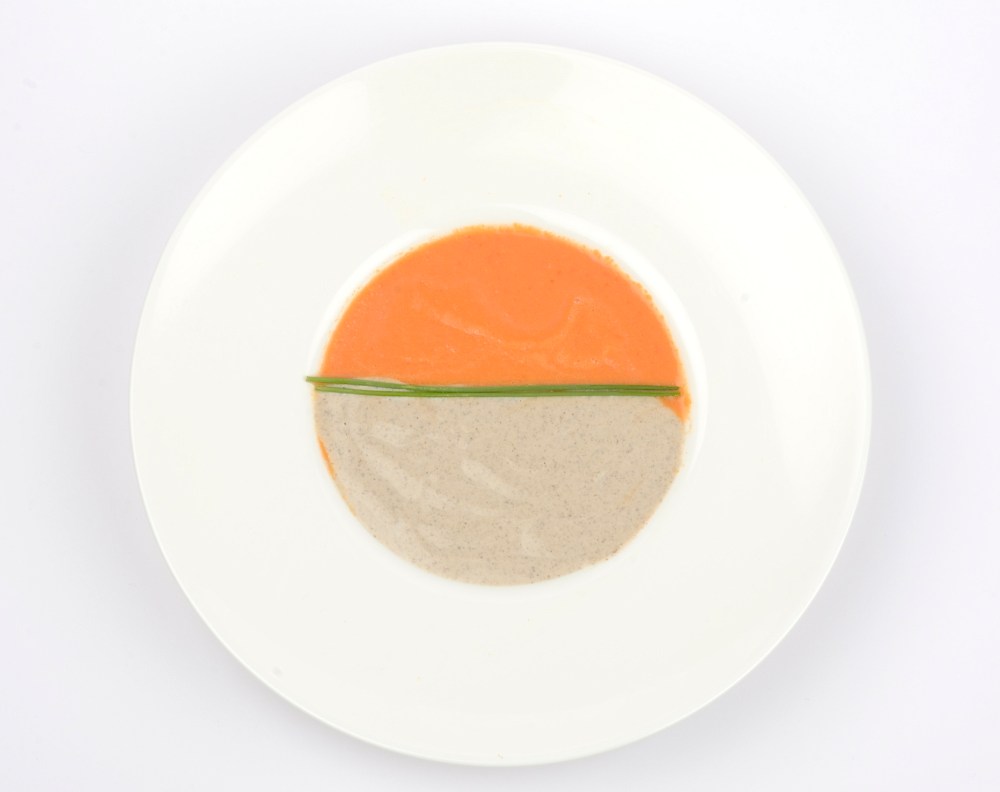 Dos cremas en un mismo plato de champiñones y tomate