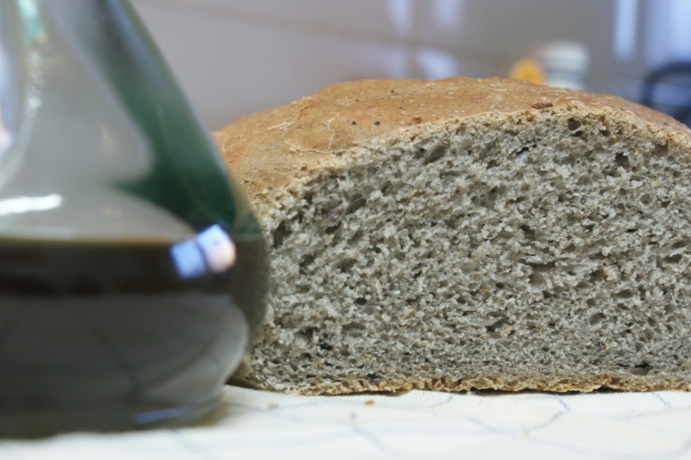 Receta de pan casero de aceitunas negras y tomillo usando thermomix