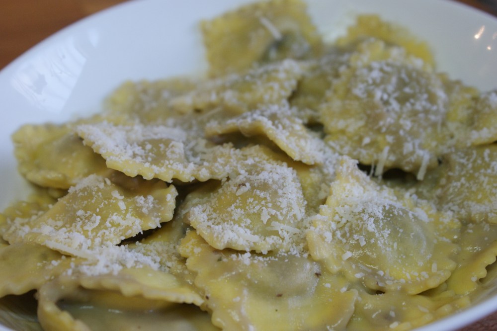 Ravioli con salsa de alcachofa