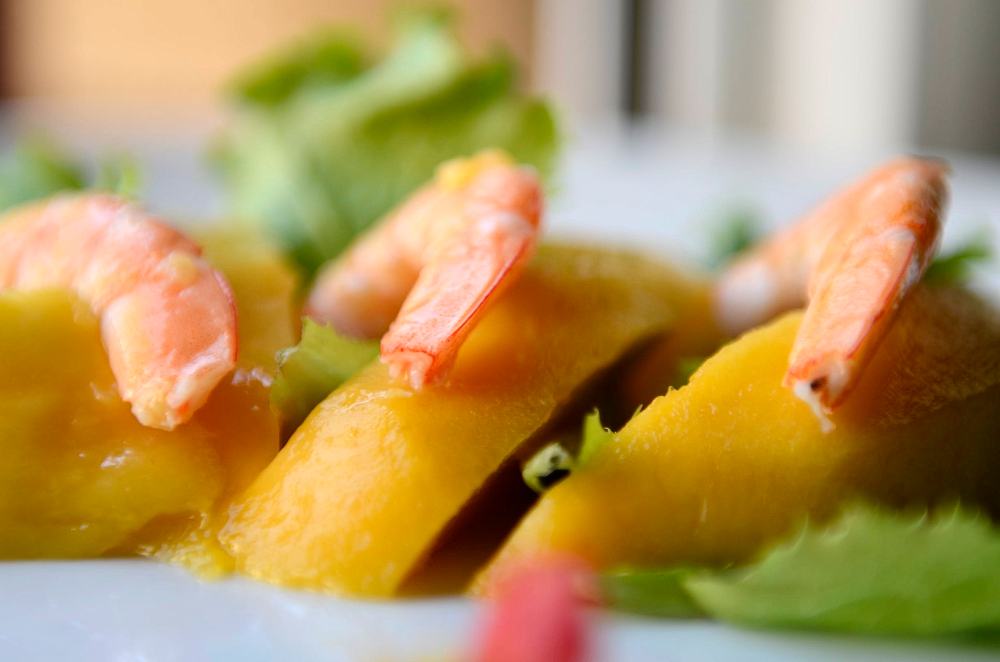 Ensalada con mango, langostino cocido y menta fresca