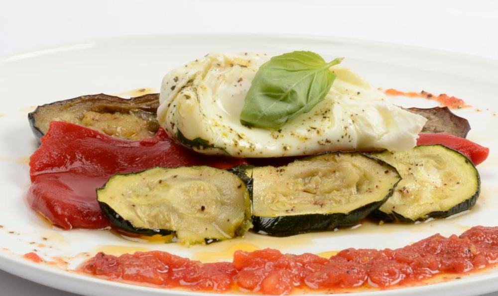 Huevo poche o escalfado a la albahaca