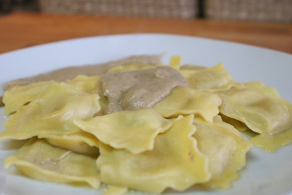 Ravioli de pasta fresca con crema de ceps  o boletus