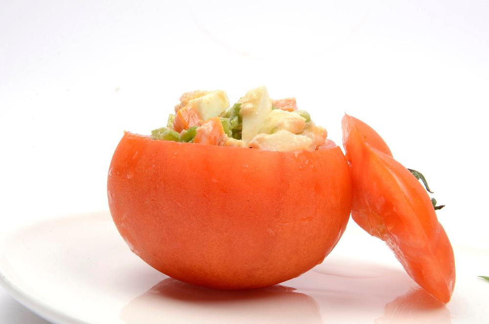 Tomates maduros rellenos de ensaladilla