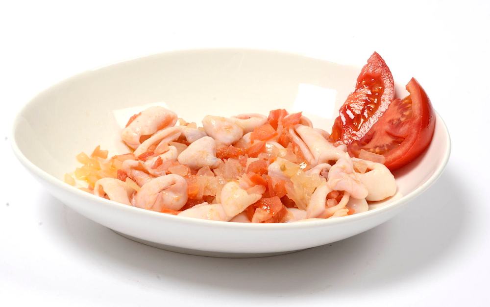 Calamares o calamar salteado con tomate maduro y cebolla