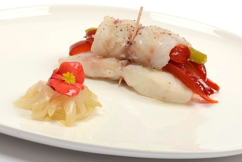 Rollo de pescado blanco con verduras al horno