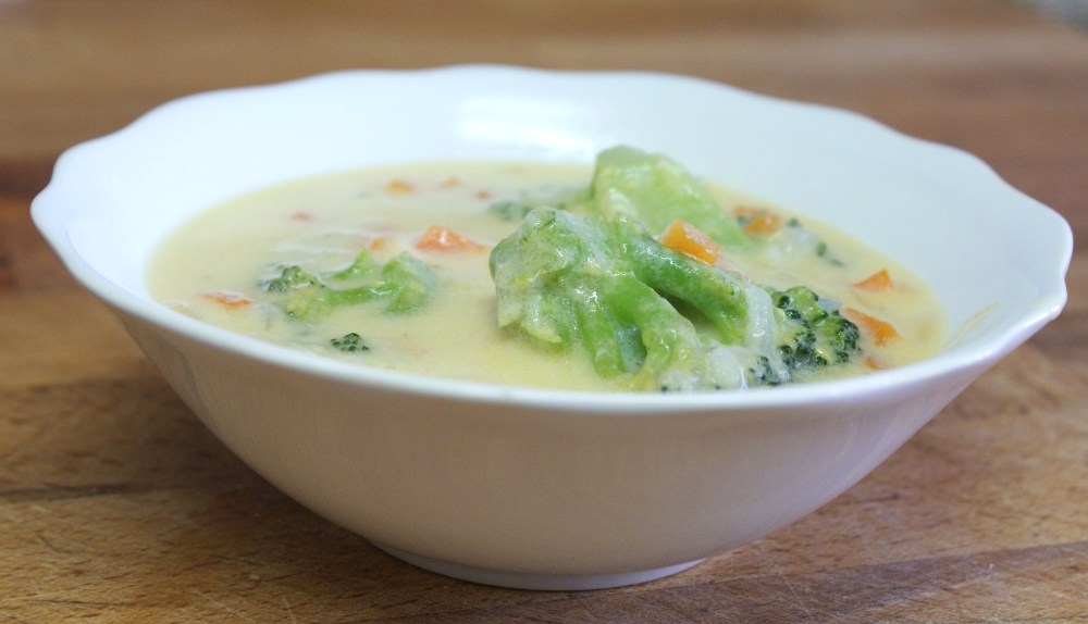 Panecillos rellenos de sopa de brocoli y queso cheddar