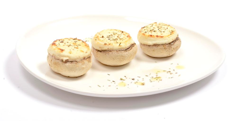 Champiñones al horno con queso de cabra y hierbas aromáticas