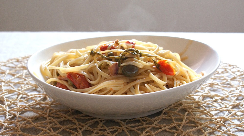 tallarines con calamar, aceitunas picadas, ajo y pimiento chile
