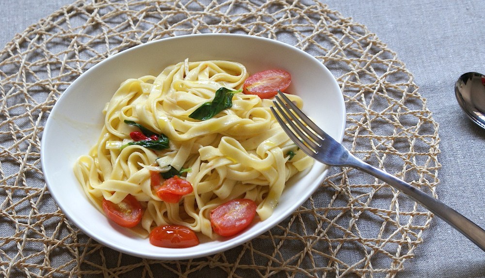 Pasta fresca con chili, ajo, tomate cherry y albahaca fresca