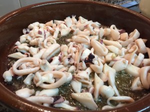 calamar en cazuela rehogando en aceite japines