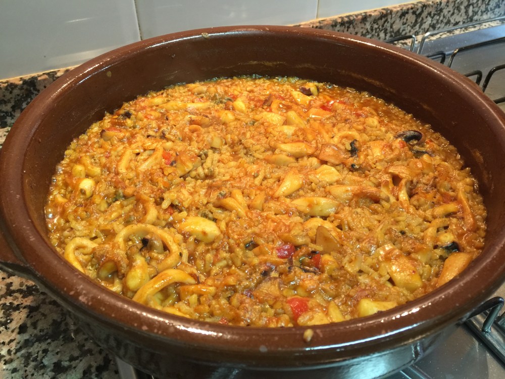 Fantástica receta de arroz a la cazuela con pimentón dulce y calamar